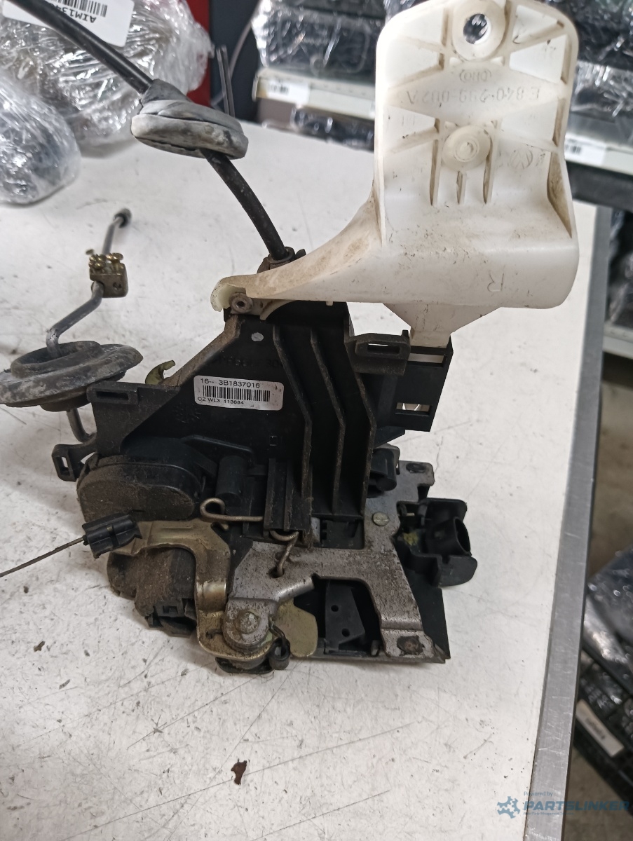 Broasca usa dreapta fata VOLKSWAGEN CADDY II Box (9K9A) [ 1995 - 2004 ] OEM 3b1837016