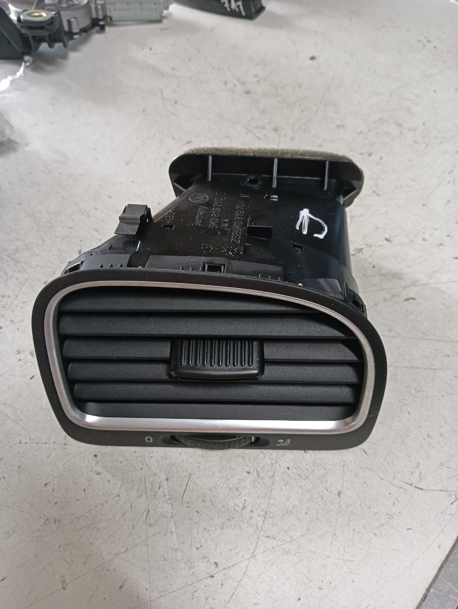 Guri ventilatie dreapta fata VOLKSWAGEN GOLF VI (5K1) [ 2008 - 2013 ] OEM 5k0819710d