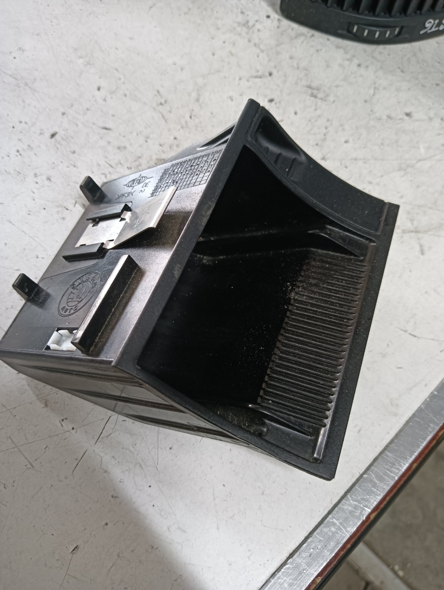 Scrumiera (fata) SKODA OCTAVIA II Combi (1Z5) [ 2004 - 2013 ] – foto 2