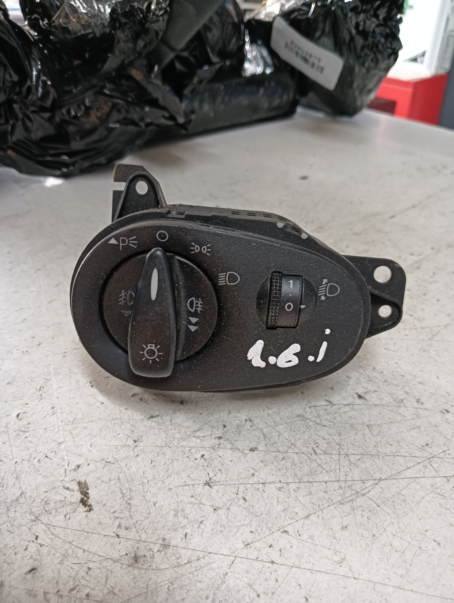 Bloc lumini FORD FOCUS Hatchback  (DAW, DBW) [ 1998 - 2007 ] OEM 2m5t13a024ea