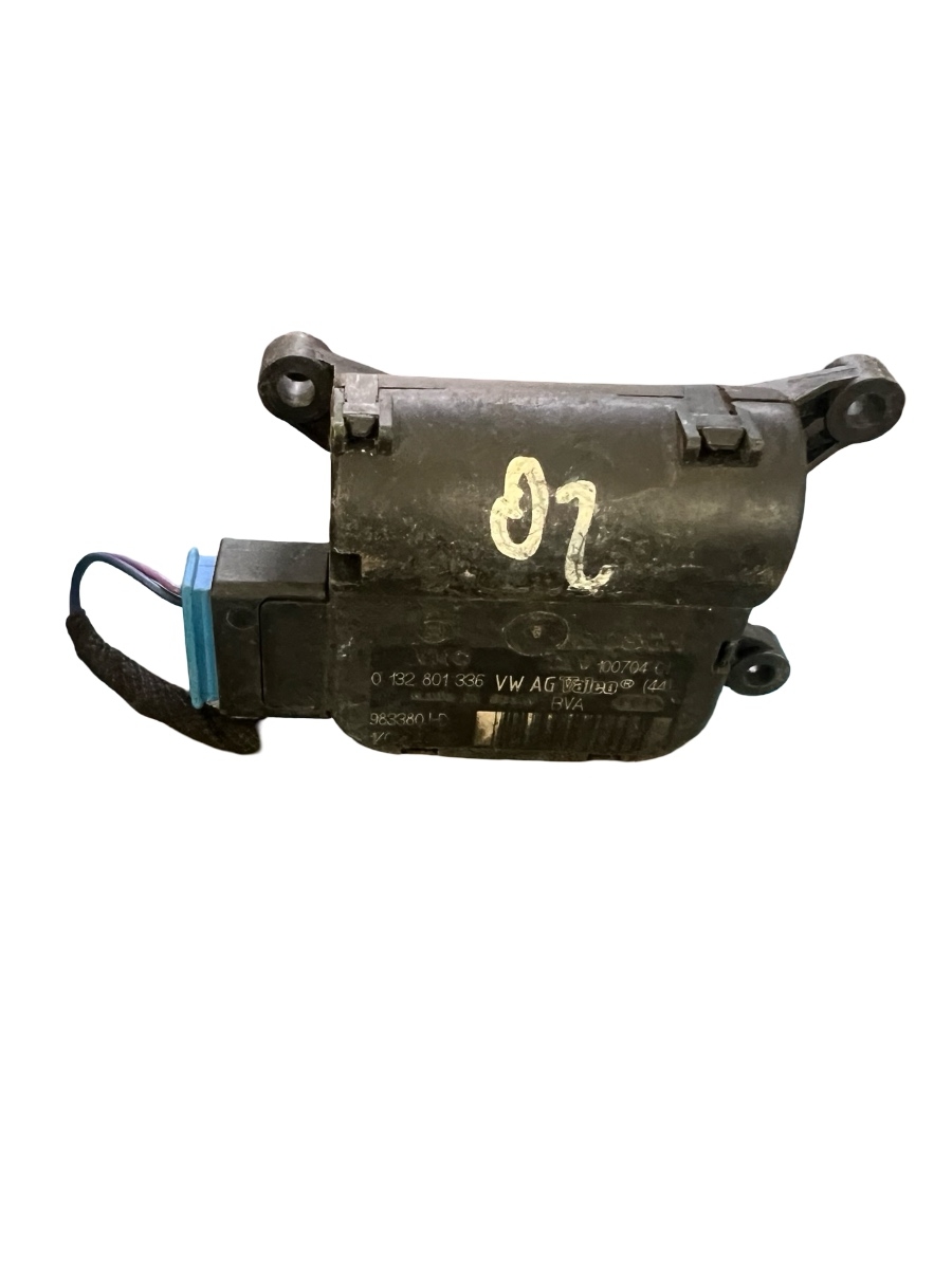 Actuator/motoras clapeta aer AC VOLKSWAGEN CADDY 6K9, 9E7, 9E9 2002 - 2009 0132801336